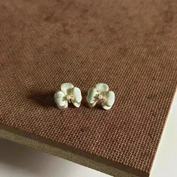 Gradient Phalaenopsis With Pearls Earrings - Picture 4 of 9